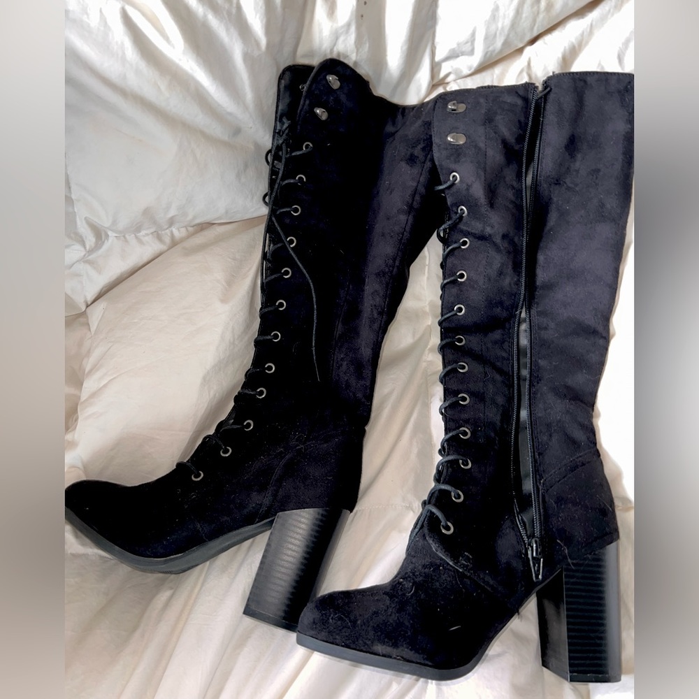 Size 7 1/2 knee high boots with 2 inch heel🤍black in color🤍zipper and laces🤍